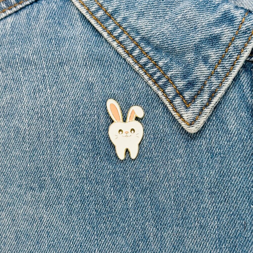 🤩Enamel Pin Tooth Teeth Oral Health Cartoon Rabbit shaped Care Dentist Oz New🤩